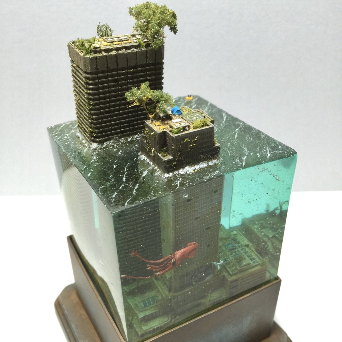 ツイッターで楽しむ展覧会 なんか良いタグ。 小さな建物をレジンの海に