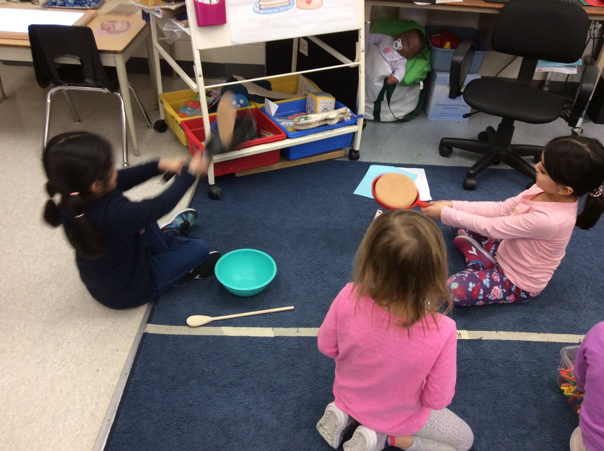 Hbenvenga's tweet photo. These students are having lots of fun acting out our Pancake shared reading! We are building fluency and expression as we sing it. Some Ss were working hard at pointing to each word as they sang the song. #HWDSBkinder #HWDSBfluency #PancakeTuesday https://t.co/ovgUqSt2US