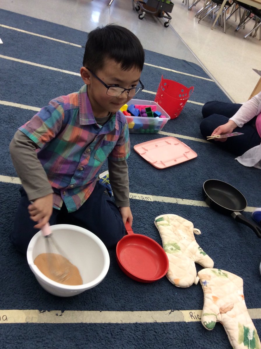 Hbenvenga's tweet photo. These students are having lots of fun acting out our Pancake shared reading! We are building fluency and expression as we sing it. Some Ss were working hard at pointing to each word as they sang the song. #HWDSBkinder #HWDSBfluency #PancakeTuesday https://t.co/ovgUqSt2US