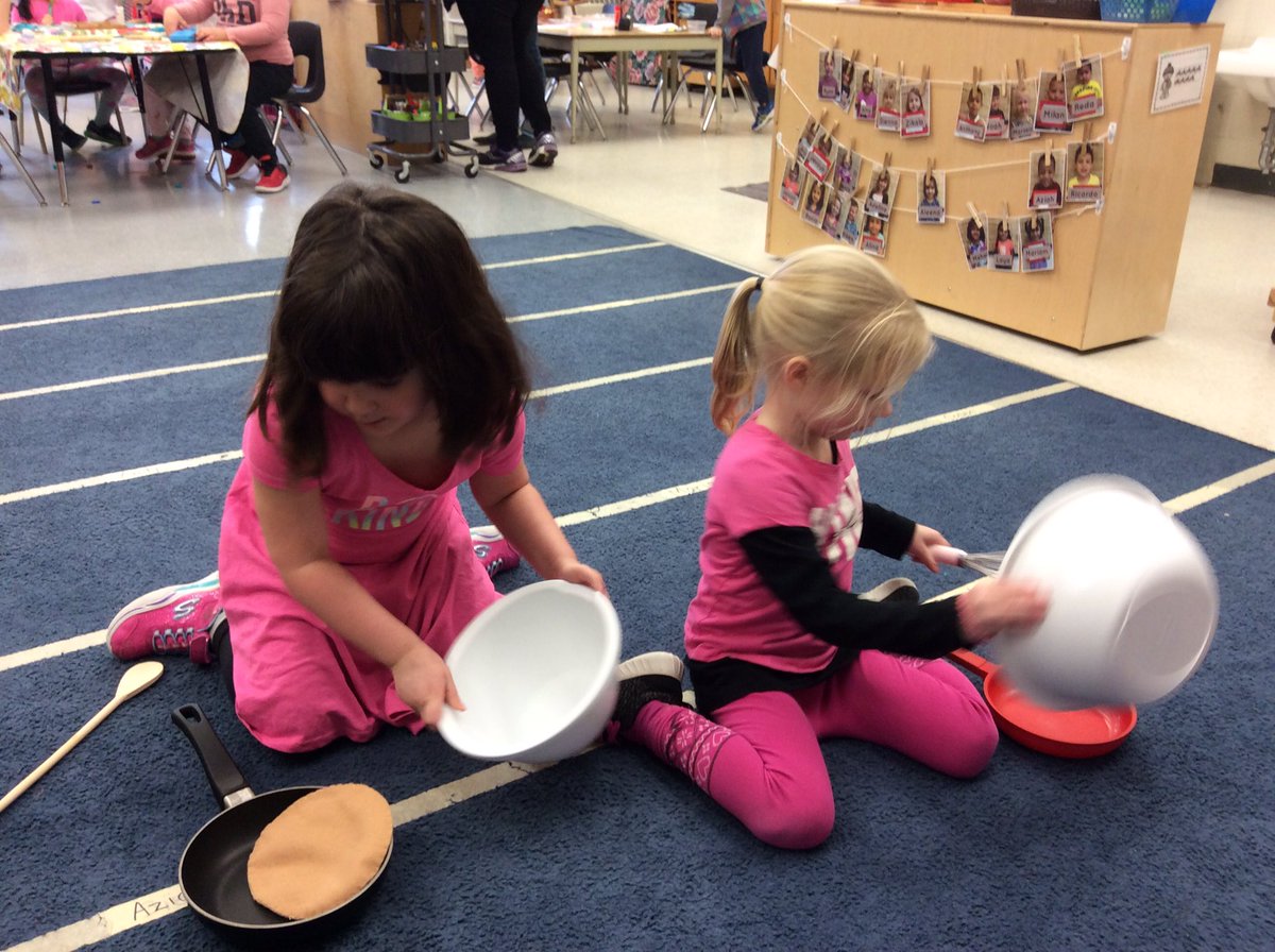 Hbenvenga's tweet photo. These students are having lots of fun acting out our Pancake shared reading! We are building fluency and expression as we sing it. Some Ss were working hard at pointing to each word as they sang the song. #HWDSBkinder #HWDSBfluency #PancakeTuesday https://t.co/ovgUqSt2US