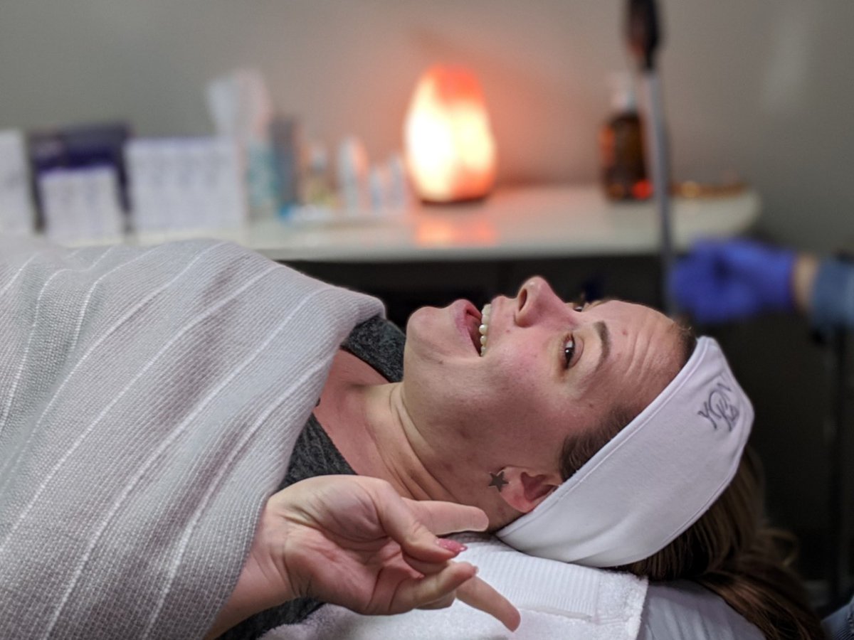 MorningBeatsTV's tweet photo. Join us tomorrow at 9 E|P on @WatchHeartland as Ashley tries out a #DermaPeel w/ esthetician Jessica West from @skinandbrowroom! Then, Felicia Jackson from @cprwrap is back with entrepreneurship advice! (Also streaming at 9 ET on Heartland's @Roku app & https://t.co/I9MIk9y0qJ.) https://t.co/700y3QCn2L
