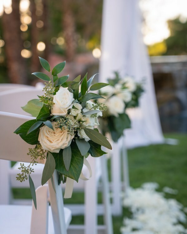 Don’t forget the little touches like flowers on your chairs going down the aisle!⠀
⠀
Photography: @mplacepro⠀
Planner: @paulinacluteevents⠀
Floral and Decor: <a href="/weddingsbydzign/">Weddings By Dzign</a>⠀

#weddingsbydzign #bydzign #lasvegasflorist #lasvegaswedding #weddingf… ift.tt/32u5iK0