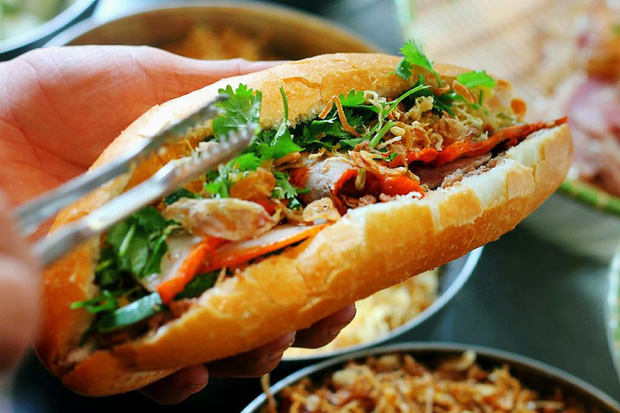 jjan2302's tweet photo. #KoreansApologizetoVietnam 
Khi 1 số 1 ng sang VN chỉ kiếm ''banhmi'' mà ăn thì 1 số dc phục vụ free đến tận miệng còn chê ỏng chê eo :)) ????
Ủa, ẩm thực đường phố top Thế giới của ng ta, bản tin rách của mấy ng làm như hiểu biết lắm đấy mà chê :)) https://t.co/nOAmM5bFpC