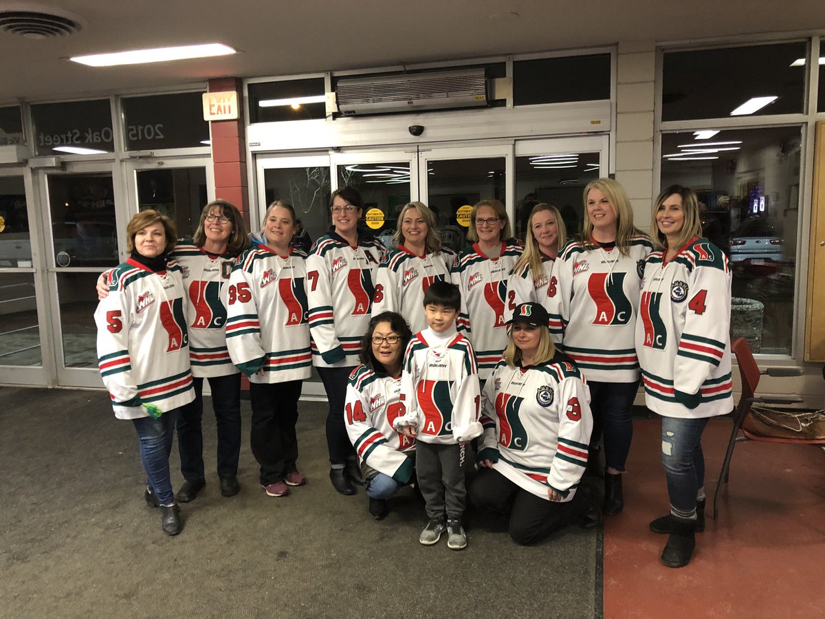 BruceMrstats's tweet photo. Now SSAC moms ready to cheer on their team. SSAC Innovation Physio Lions @SSACHockey https://t.co/FZVp96BiQg