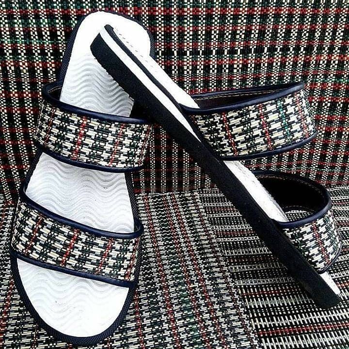 raffia_g's tweet photo. @TheBaeTwits I sell raffia sandals and slides at very affordable prices 😍😍
#3500 for slides 
#4,000 for sandals..
Please help me RT, my customer may be on your list🤗🤗 https://t.co/0wTwix7SFp