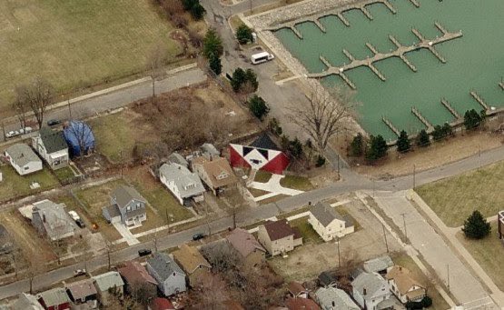 Aerial photo from this great 2007 Detroit Home feature on the Margerum House, where the architect explains the house design and discusses his long career:  https://www.detroithomemag.com/featured-homes/roger-margerum-the-magic-of-the-45-degree-polygon/ [End]