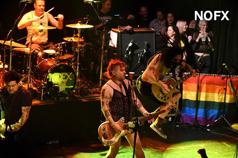 kuasasiswa's tweet photo. #Bunkface selalu main cover lagu GREEN DAY masa konsert. 

Billie Joe Armstrong @billiejoe, vokalis GREEN DAY ialah seorang bisexual, huruf 'B' dalam LGBT.

@bunkfaceband nyanyi "LGBT boleh pergi mampus", tapi masih suka nyanyi lagu penyanyi LGBT dan minat bands yg support LGBT. https://t.co/Cx9F0Ho8hm