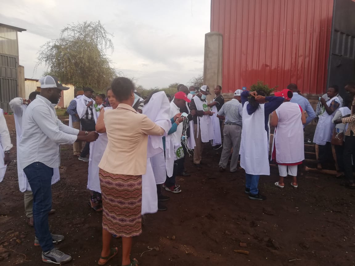 IFDCTraining's tweet image. IFDC/2SCALE  international training Inclusive Agribusiness: Linking farmers to Markets #Day3, Field visit to the flour milling factory. Participants putting on appropriate gear to enter  the factory.