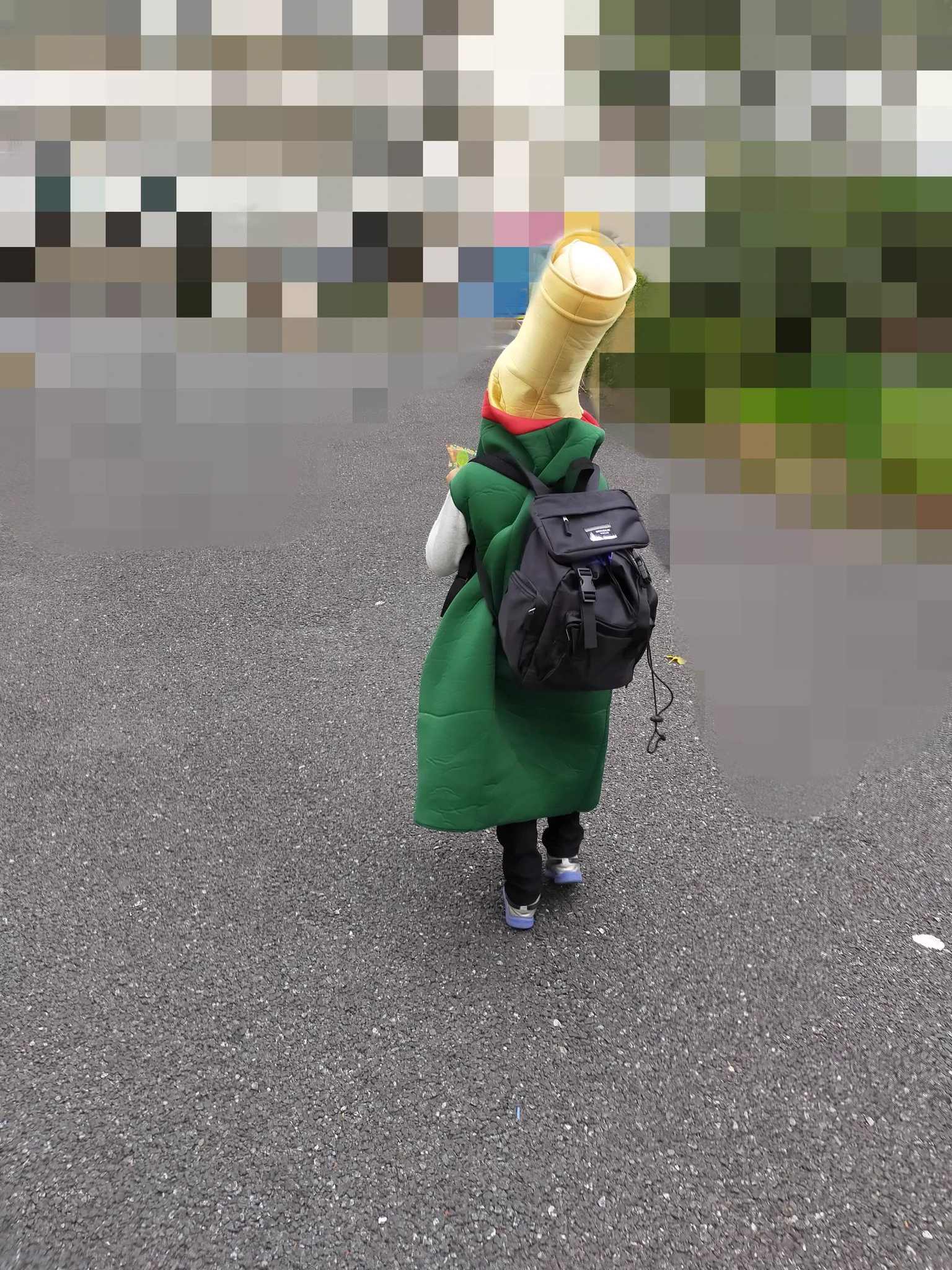 子どもが私服登校OKの日にシャンパンで出かけていった。好きな服でいいけどこれはさすがにww
