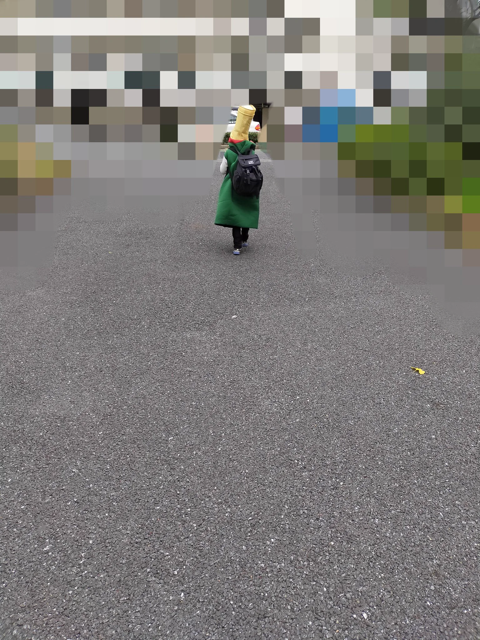 子どもが私服登校OKの日にシャンパンで出かけていった。好きな服でいいけどこれはさすがにww