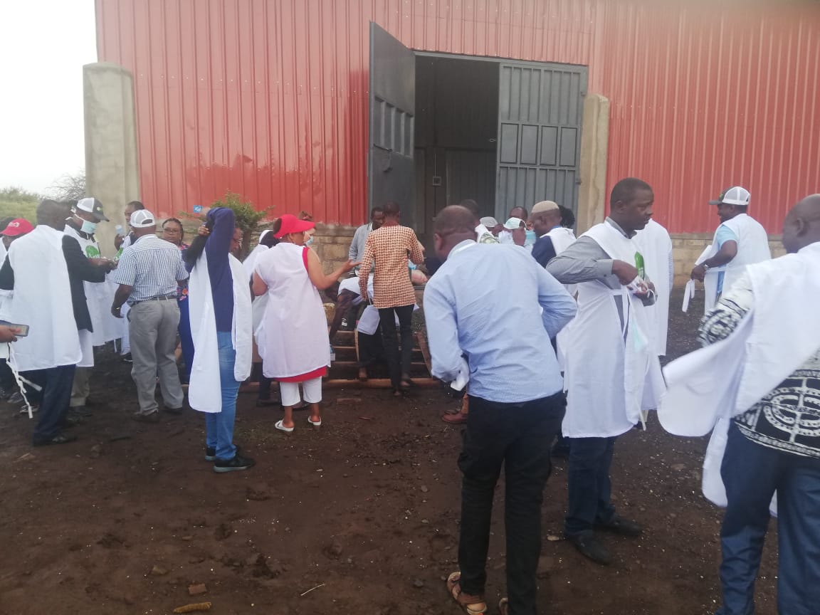 IFDCTraining's tweet image. IFDC/2SCALE  international training Inclusive Agribusiness: Linking farmers to Markets #Day3, Field visit to the flour milling factory. Participants putting on appropriate gear to enter  the factory.