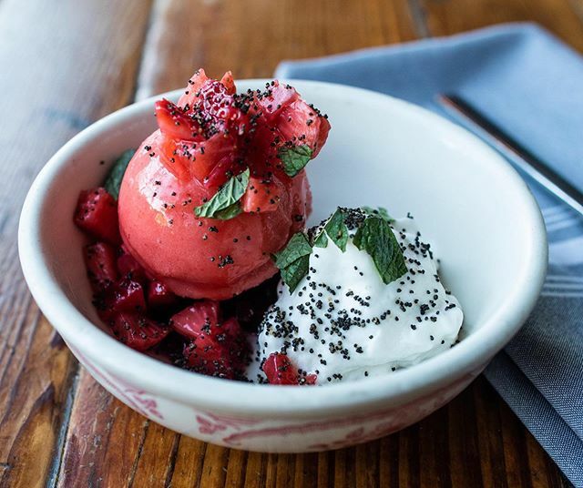 Strawberry Grapefruit Sorbet. Elderflower. Beet. Coconut Yogurt. Poppy Seed Crumble. This one is a refreshing treat indeed. 👩‍🍳 <a href="/carmenitasita/">carmenita</a> || 📷 @dandeliongatherings ift.tt/2Psy08Q