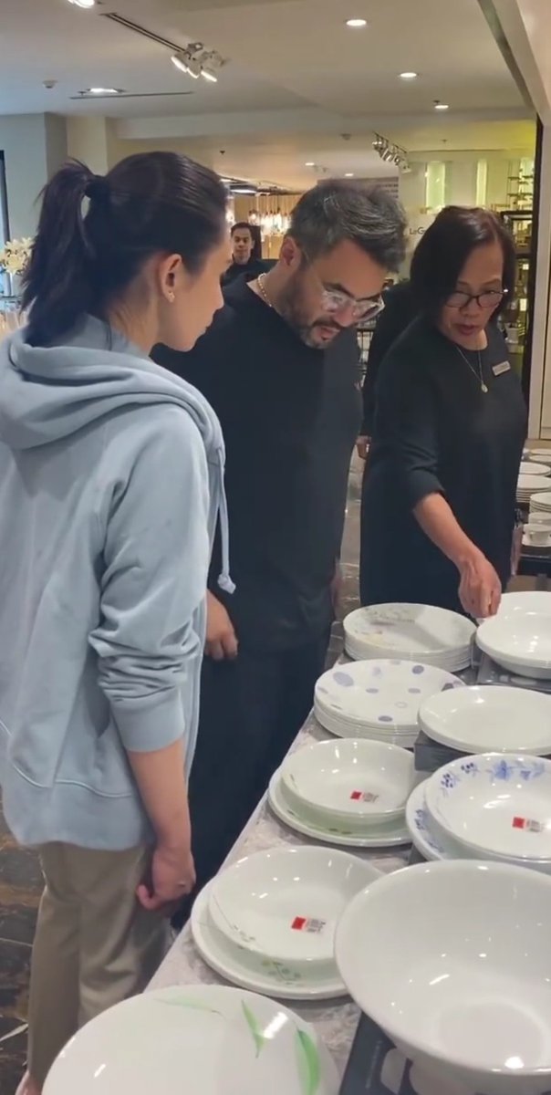 mjfelipe's tweet photo. LOOK: Matteo and Sarah Guidicelli together shopping for silverware, kitchenware and other things as they prepare to move to their new place. https://t.co/k11CLiYFTM