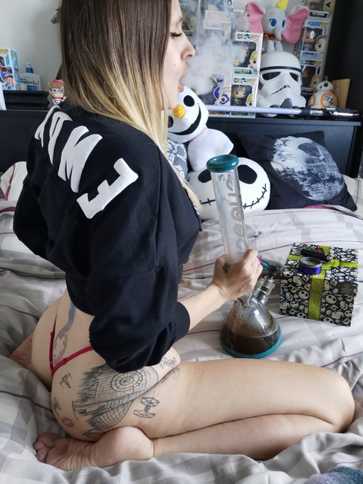 Messing around blazing 😝 see more here https://t.co/ZNeWzx8EtE #onlyfans #footfetish #sexyfeet #perfectfeet<a href="/tag/footfetish"class="tags"><span>#footfetish</span></a><a href="/tag/nails"class="tags"><span>#nails</span></a><a href="/tag/feet"class="tags"><span>#feet</span></a><a href="/tag/barefoot"class="tags"><span>#barefoot</span></a><a href="/tag/foot"class="tags"><span>#foot</span></a><a href="/tag/toes"class="tags"><span>#toes</span></a>