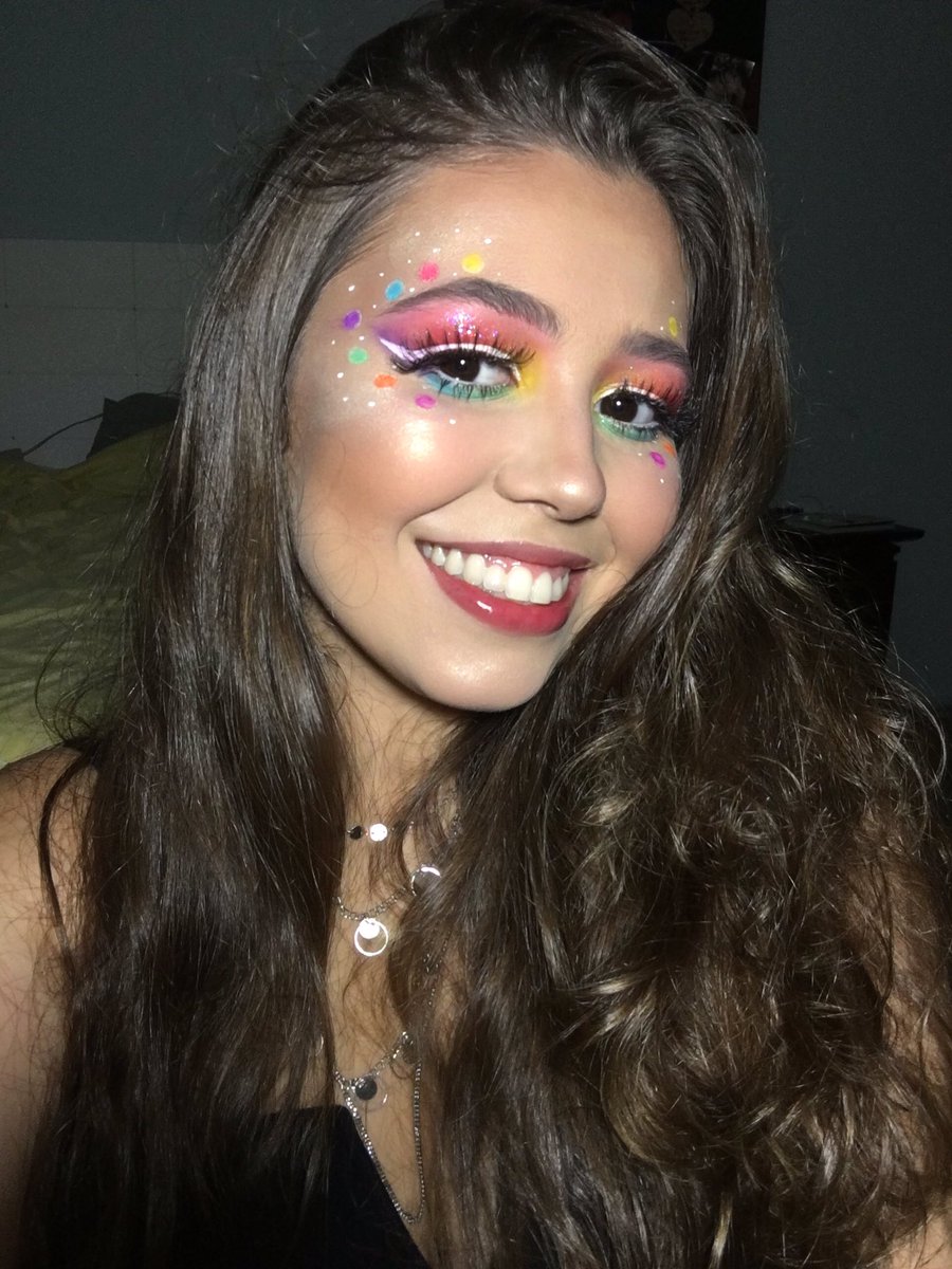 _biaam_'s tweet photo. A make foi so pro videozinho msm , nesse carna pulei no bloquinho da cama com unidos da Netflix kkkk https://t.co/26CW5jA04T