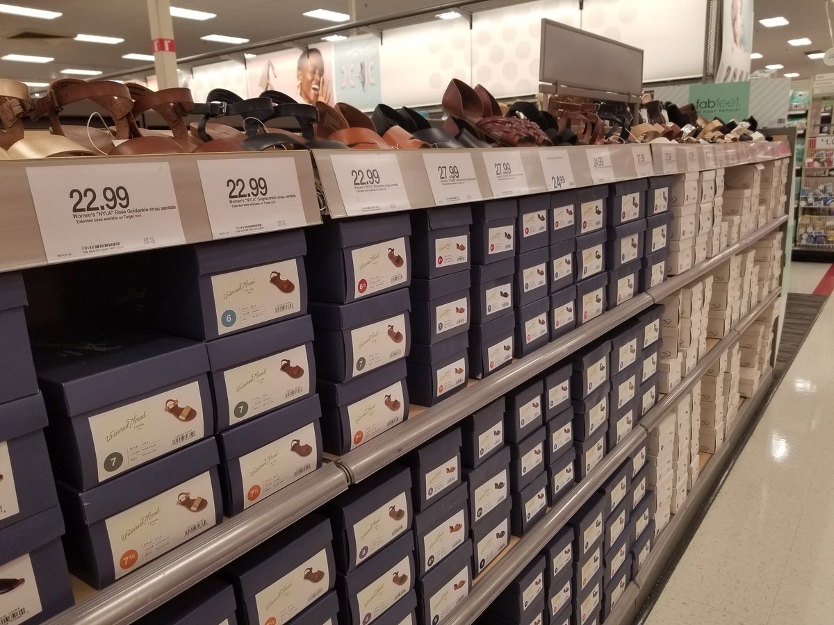 If there is one thing I love besides crisp folds on denim, it's a beautifully organized shoe department. <a href="/jodijordheim/">Jodi Jordheim</a> @gwpringle <a href="/Target/">Target</a> <a href="/4everettMark/">Mark.Everett</a> #D143shoechallenge