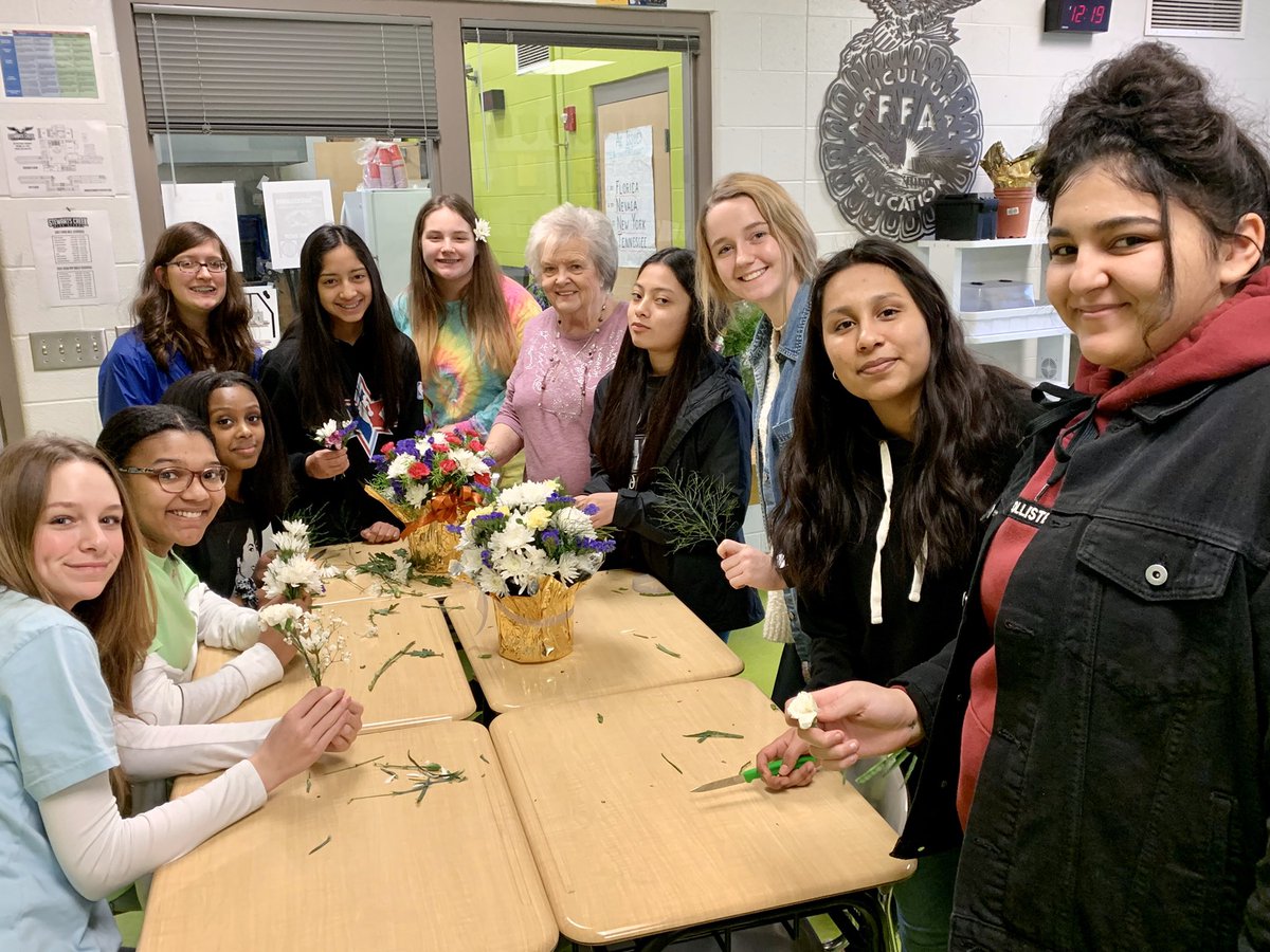 creek_ffa's tweet image. Today we had Mrs. Anita Ausenbaugh come and teach our students about floral design, had our FFA member cook-out, and went to the MTSU Goodwill Tour hosted by MTSU School of Agriculture! Shoutout to all those who help make our students phenomenal! @RuCoCTE @stewartscreekhs