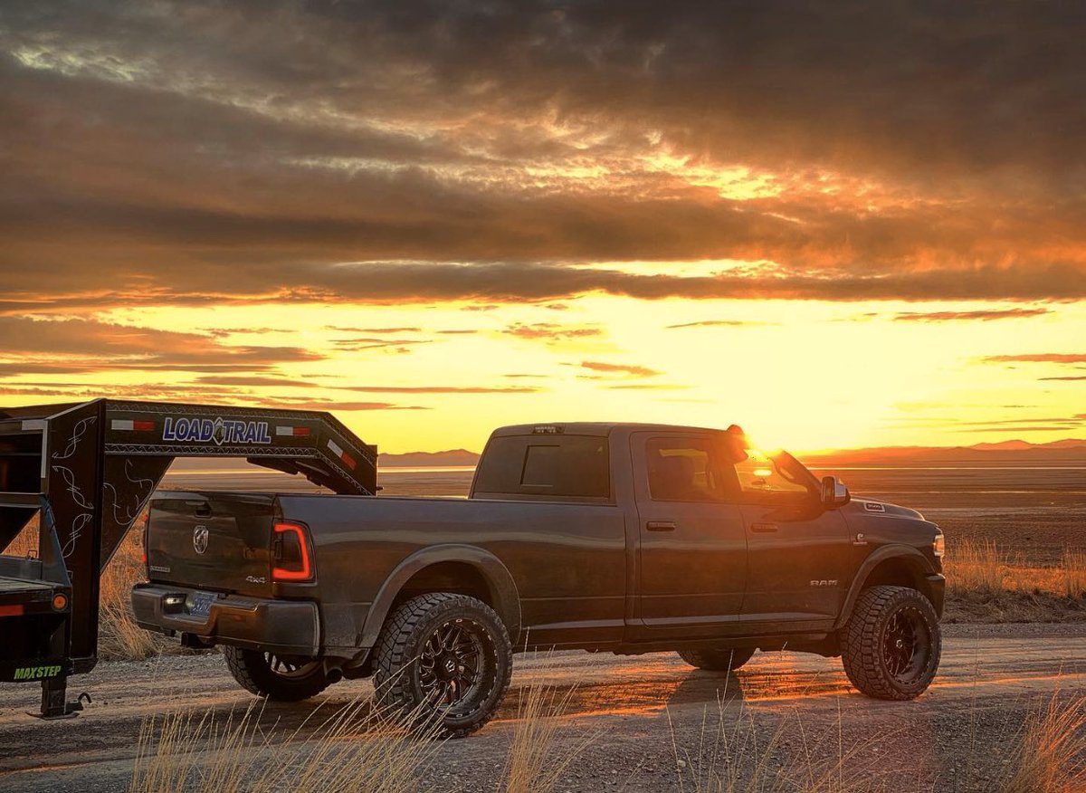 c12h23's tweet image. Dirt roads and sunsets. @RamTrucks #loadtrail @tiswheels
