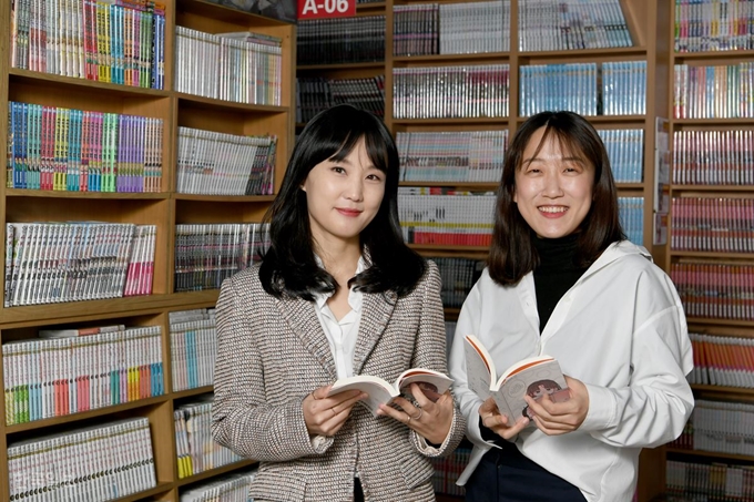 순정만화 덕후를 자처하며 ‘아무튼 순정만화’를 쓴 이마루 작가, 만화가를 꿈꿨으나 만화시장이 급변하면서 연구자로 방향을 튼 홍난지 청강문화산업대학교 만화콘텐츠스쿨 교수가 서울 서교동 만화전문서점 북새통에서 마주했다. 이들에게 순정만화는 추억을 넘어 현재진행형인 여성의 서사다