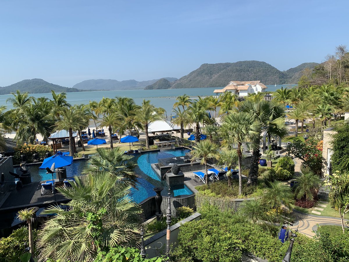 AllyLily's tweet photo. セントレジスランカウイに宿泊。天気は快晴でサイコー！コロナウイルスの影響か、宿泊者は自分達以外にはアジア人見かけません😅ハイシーズンなのにかなり空いているのでとても静か✨ https://t.co/7aFGn4DELR