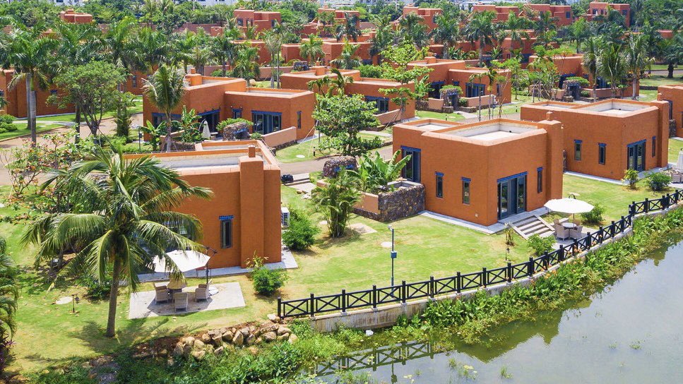 HwebMedia's tweet photo. Xikang Wellness&amp;Resorts  is located in #Haikou. The hotel is composed of villaswith a private hot spring in the middle. 🧖‍♀️There are many playgrounds and zoos for children. 🐿The hotel is perfect for a family vacation to enjoy the relaxing time together.👨‍👩‍👧‍👧#resorts #China #family https://t.co/V3OpQyMVNv