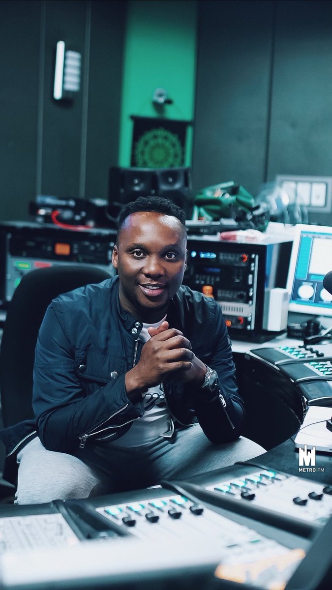 METROFMSA's tweet photo. What are you wearing ? We want to see all the drip 🌊 , Simply post an image of what you are wearing today and #MLFTD and tag @METROFMSA
#TheMorningFlava with @moflavadj @owenhannie @Pearl_Shongwe https://t.co/oE7DgE24qD