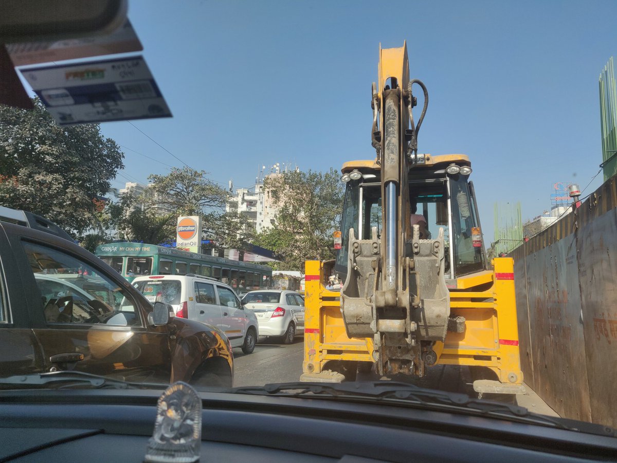 nehamavani's tweet photo. 9am. Peak hour. Dug up roads. Bumper to bumper traffic. Can we avoid construction vehicles to add to the misery? @mtptraffic @smart_mumbaikar @mymalishka @RedFMIndia @IndianExpress @timesofindia @MumbaiMirror @mybmc @htTweets @NavbharatTimes https://t.co/ymQBQ3f1sb