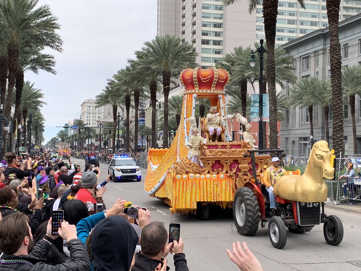misterkewi's tweet photo. โ๏ธ๐ฃ๐ก๐ข๐ญ๐๐Was a pleasure meeting King Rex before he was whisked away into a limo to prepare for the ball. Thank you Story Charbonnet for being a high-energy monarch of Mardi Gras in NOLA!! (๐ธ Keith Wilson/STREETCAR PR) #HailRex #OneTimeInNOLA #MardiGras2020ย #followyourNOLA https://t.co/wEEJARtzUx