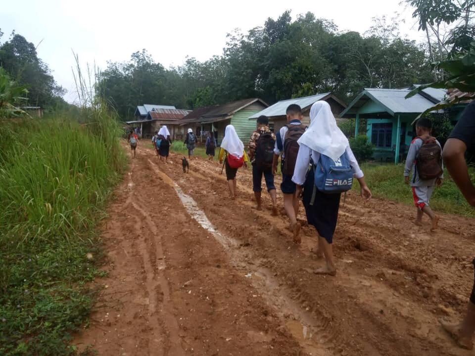 SeputarTebo's tweet photo. Perjuangan untuk sekolah!
.
Pemandangan berangkat dan pulang sekolah, jalan didepan SMP 24 Tebo sudah sangat parah😢
.
Anak anak sekolah terutama SMA N 10 Tebo kesulitan untuk lewat karena lobang dijalanan yang dalam licin dan berlumpur!
.
Lokasi: Kecamatan Tebo Tengah &amp; VII Koto https://t.co/kg2DzxnlaE