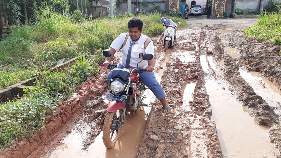 SeputarTebo's tweet photo. Beruntungnya yang bisa berangkat sekolah dengan lancar, hal tersebut tidak dirasakan pelajar di Kec. VII Koto ini😢
.
Saat musim panas jalan penuh debu, saat musim hujan seperti sekarang ini jalan berlumpur dan banjirlah yang harus mereka hadapi untuk mengejar cita-cita😇 https://t.co/Uz5NGwA96e