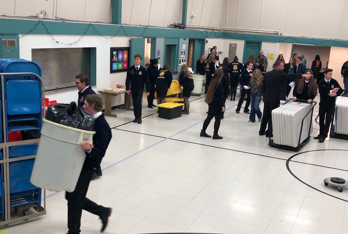 SutherlinFFA's tweet photo. From start to finish: our members puttin in dat WERK for our Alumni Auction😤💪👀 Nice job everyone &amp; let’s keep those posi FFA Week vibez rollin🤪🥳🥰🤩😝 https://t.co/melAacZA3B
