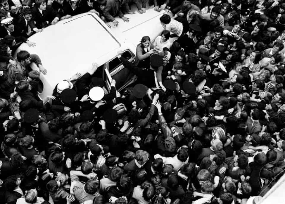 George Best is mobbed as he arrives in Dublin in his Rolls Royce to some 15,000 strong crowd, August 1970. 🙌🏼⚽️