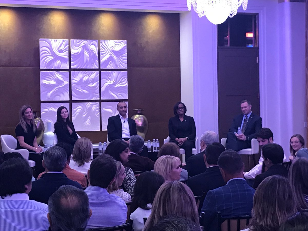 ADWilliamsUVA's tweet photo. Great and Good. Amazing partnership with @UVA @UVABatten @UVAFootball and @VirginiaSports! Thank you LA Hoos! #GoHoos #HoosMasterPlan 🔶⚔️🔷 https://t.co/CP1iUsbWjW