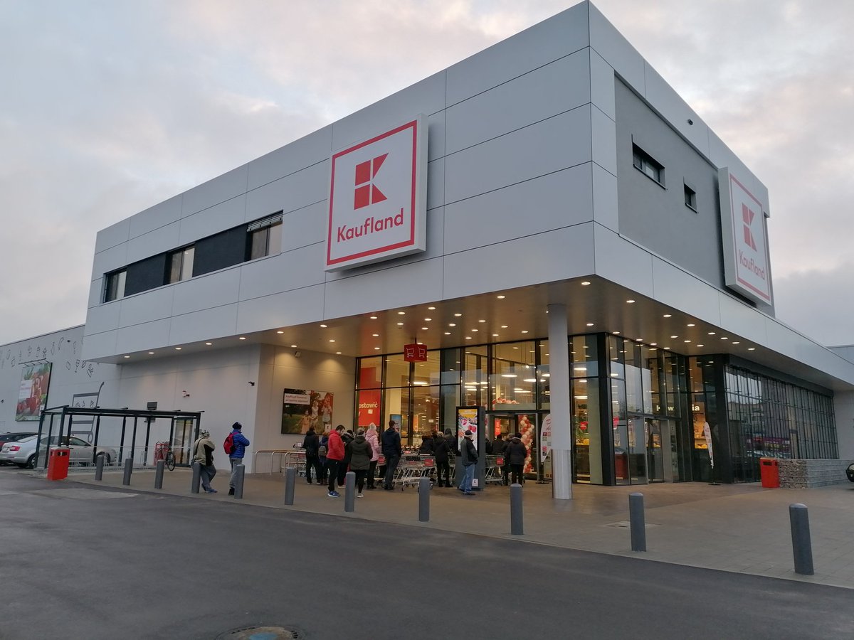 pmusialska's tweet photo. Dzisiaj otwarcie #Kaufland w #Zawiercie.?Pod wejściem czekają już pierwsi klienci @zachodni @a_dziedzic https://t.co/He44WXlRuX