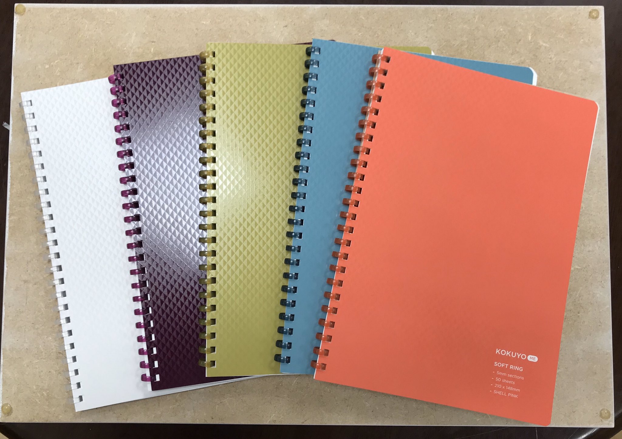 丸善 川越丸広店 コクヨ Me 大人女子のためのソフトリングノート 入荷しました アクセサリーのように彩ります 5色あるので お好きな色を見つけてください A5サイズ 5ミリ方眼罫 450円 税 コクヨ Me 丸善 川越 T Co 5i2bzimqh7 Twitter