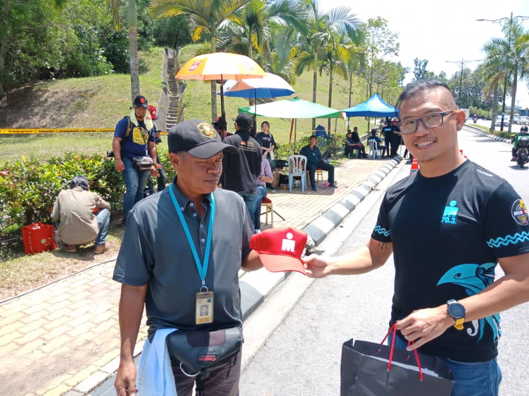 jomkitalari's tweet photo. Seronok pulak jadi petugas media kat depan Istana Negara. Dapat kepci, mekdi, texas ciken, powerbank, milo dll. Hari ni dapat cap Ironman pulak. #untungla #jomkitalari #ironman 😍 https://t.co/3qNbb7Rg5k