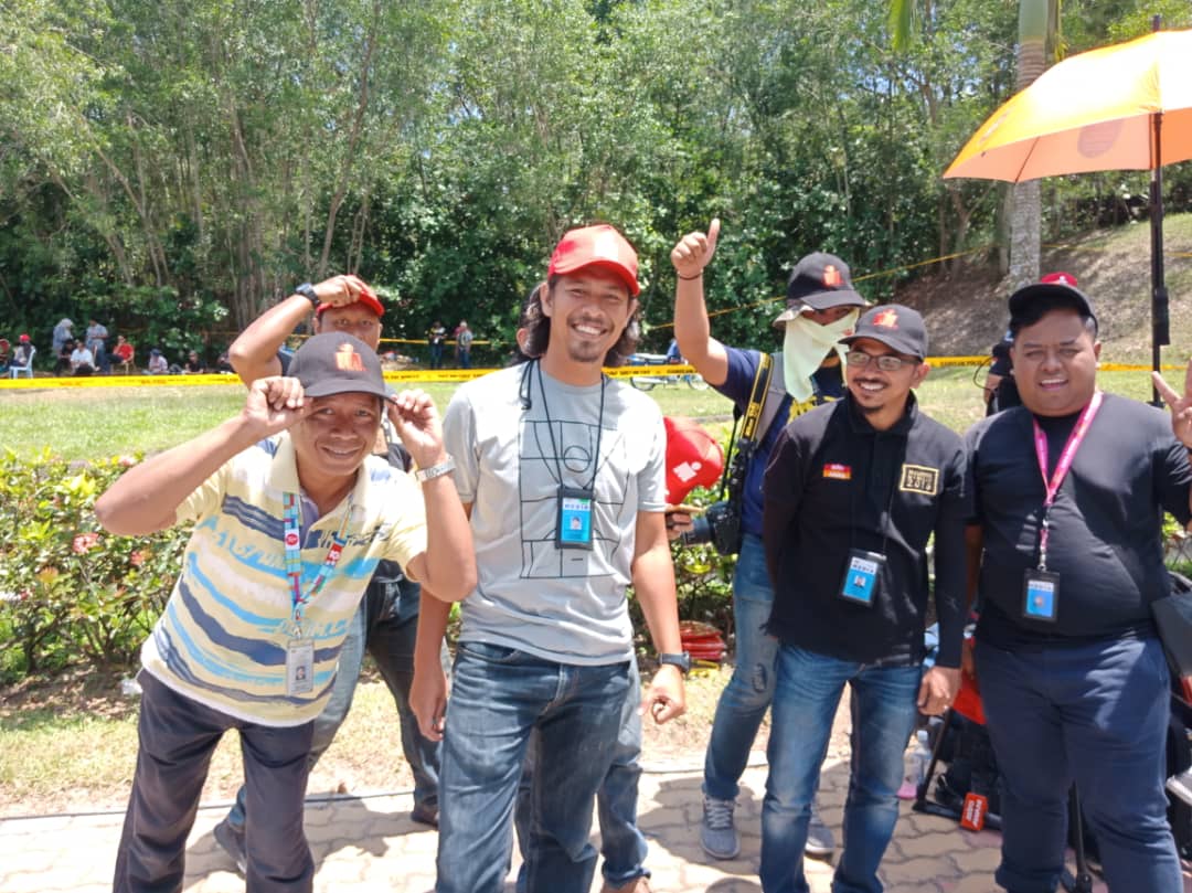 jomkitalari's tweet photo. Seronok pulak jadi petugas media kat depan Istana Negara. Dapat kepci, mekdi, texas ciken, powerbank, milo dll. Hari ni dapat cap Ironman pulak. #untungla #jomkitalari #ironman 😍 https://t.co/3qNbb7Rg5k