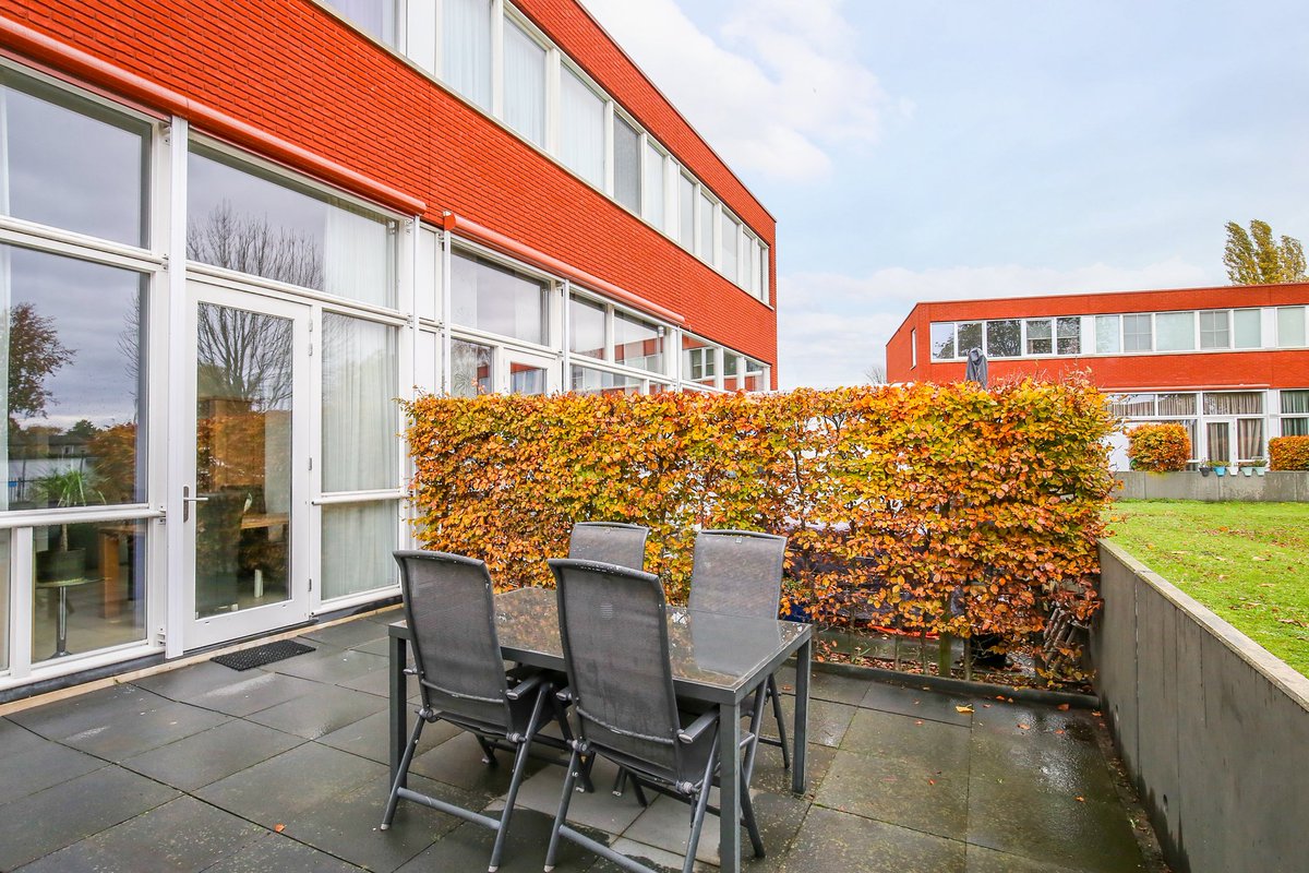 joostvente's tweet photo. Grenzend aan het riviertje De Wold Aa vind je deze speelse splitlevel tussenwoning; Schaperstraat 4 in Meppel. Keurig afgewerkt, goed onderhouden en gelegen op 145M² grond. Vraagprijs € 289.000,-. ☎️ Bel jij voor een afspraak? 
 https://t.co/FotWgV4YPf #Meppel #Tekoop https://t.co/HWCsfDK0FT