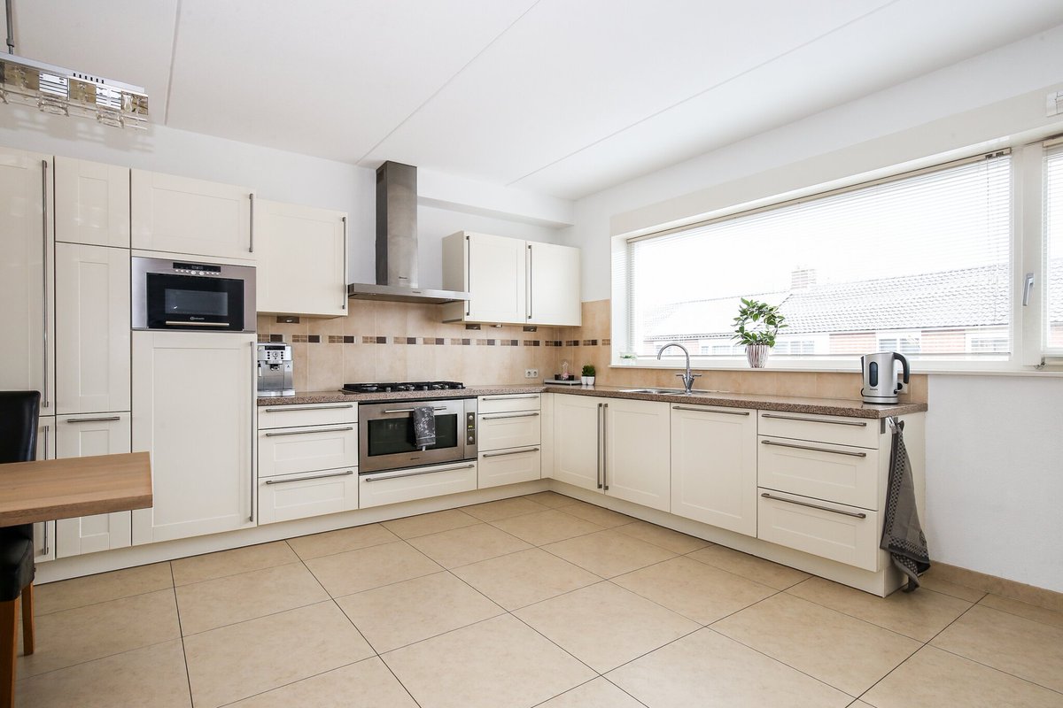 joostvente's tweet photo. Grenzend aan het riviertje De Wold Aa vind je deze speelse splitlevel tussenwoning; Schaperstraat 4 in Meppel. Keurig afgewerkt, goed onderhouden en gelegen op 145M² grond. Vraagprijs € 289.000,-. ☎️ Bel jij voor een afspraak? 
 https://t.co/FotWgV4YPf #Meppel #Tekoop https://t.co/HWCsfDK0FT