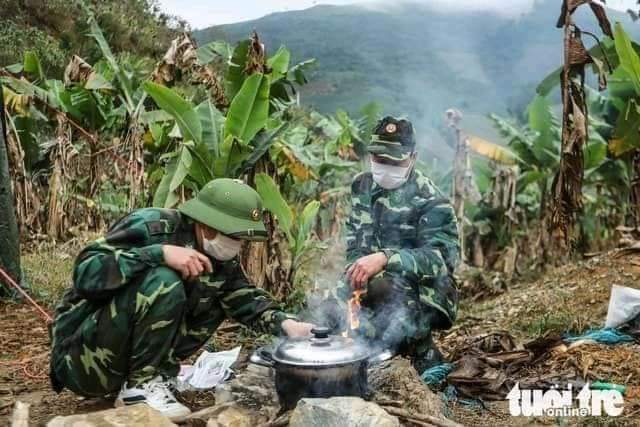 ThinLon78845031's tweet photo. The Vietnamese soldiers in the epidemic prevention at the border, ceded barracks for isolation, set up tents in the forest, patrolled the border, set up quarantine posts ..  .
#KoreansApologizetoVietnam https://t.co/x57TtaNmXc