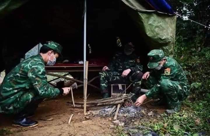 ThinLon78845031's tweet photo. The Vietnamese soldiers in the epidemic prevention at the border, ceded barracks for isolation, set up tents in the forest, patrolled the border, set up quarantine posts ..  .
#KoreansApologizetoVietnam https://t.co/x57TtaNmXc