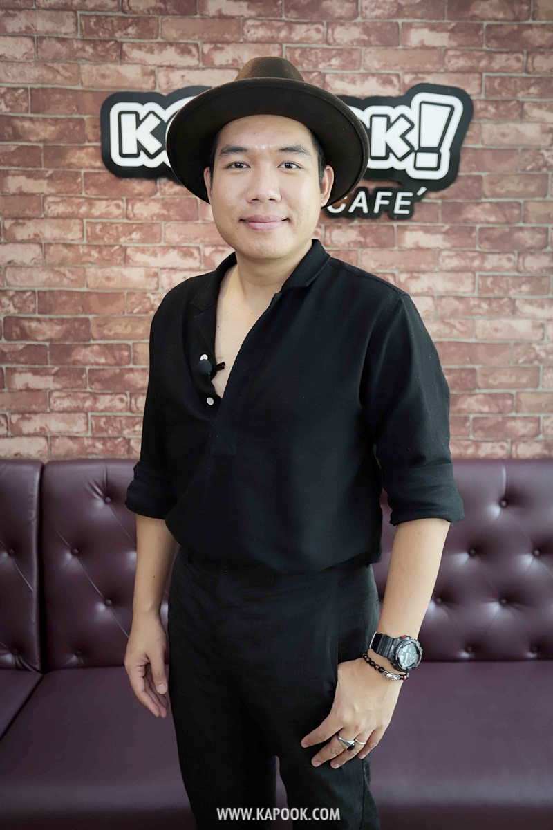 kapookdotcom's tweet image. จั้ม-จีระพัฒน์ เลิศวัฒนศิลป์ นักร้องนำ วง Colorpitch ชวนฟังเพลงดัง หมอก ที่ยอดวิวทะลุ 60 ล้านวิวแล้ว เพลงนี้ได้แรงบันดาลใจมาจากฝุ่น pm 2.5 ที่หยิบเอามาเปรียบเทียบกับความรัก

#หมอก #colorpitch #kapook