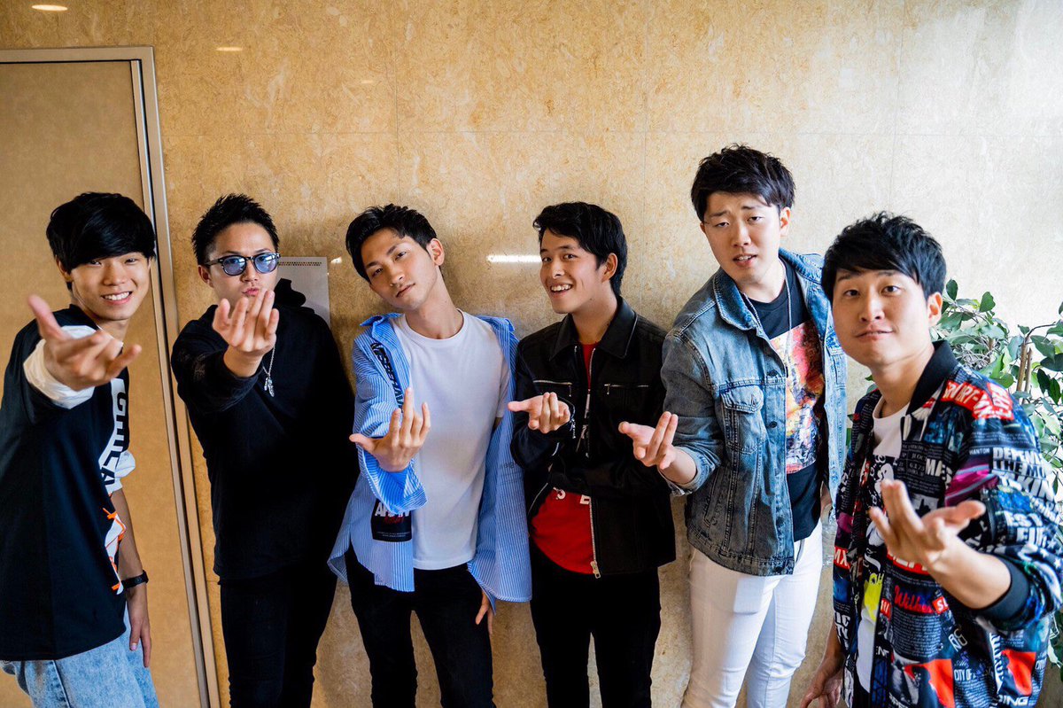 TB_br304's tweet photo. 【TB’s History①】

知らないうちに衣装が変わっていました👔💃🏼

オリジナルTシャツは誰かがパジャマにしたため色落ち半端無いです😭 https://t.co/FojlX4tCaK