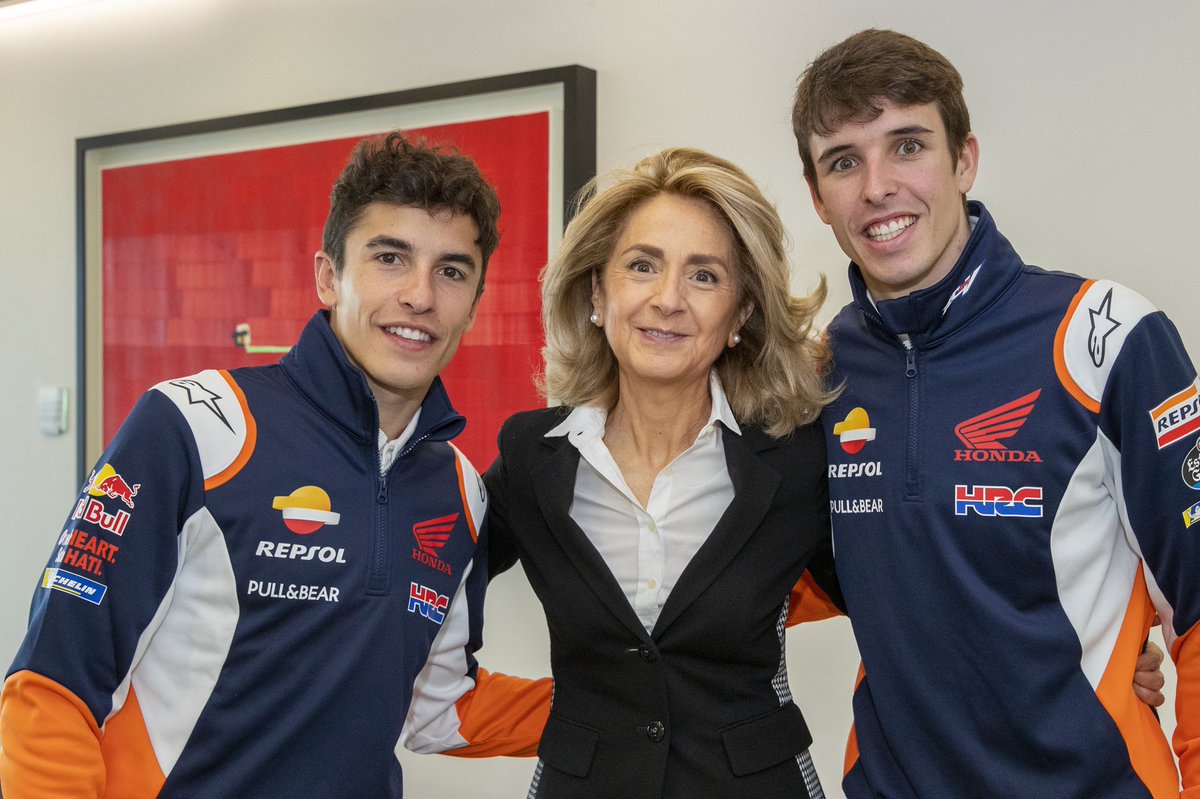 Begonaelices's tweet photo. Hoy @marcmarquez93 y @alexmarquez73 nos han visitado en #CampusRepsol para celebrar el evento del Equipo Repsol Honda #GPMárquezBros2020. Gracias a todos los periodistas y fans que nos habéis acompañado.  ¡Muy ilusionados con nuestros campeones! https://t.co/zcRZCHYGWU