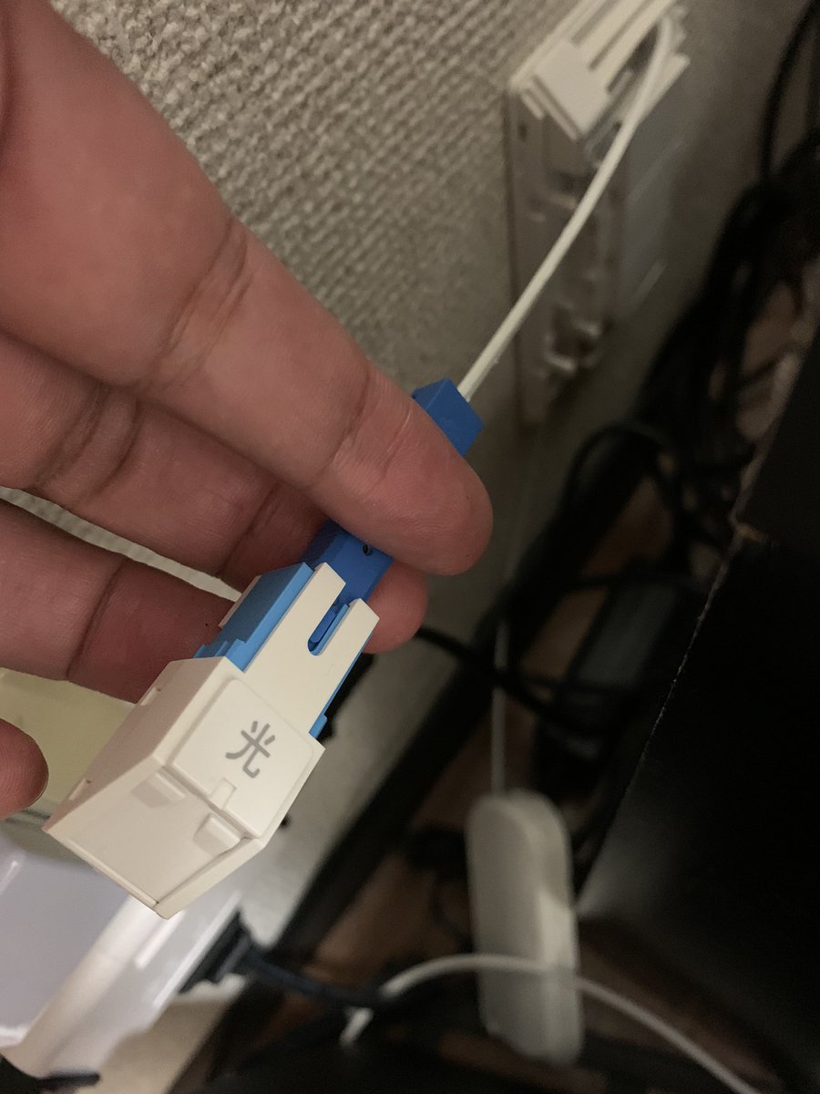有馬 だいさ 12pro On Twitter オレが手に持ってるのが本来の光ケーブル 見づらいけどiqosみたいな白い塊から繋がってるのが Nuro光のケーブル 宅外工事で穴あけが必要になったからキャンセルしたら そのままで問題ない って言われてnuro光ケーブルを撤去して