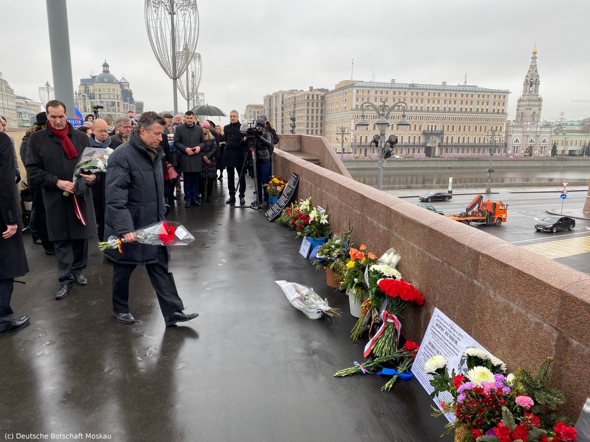 С кем был борис немцов на мосту