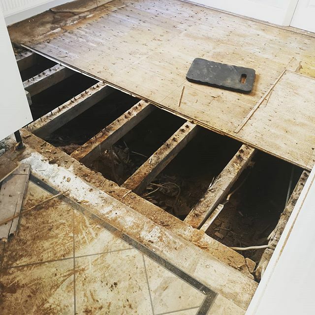beneaththebark's tweet photo. It's not always fun fitting kitchens, especially when you uncover rotten floor joists. Ripping it right back and putting in all new joists and boards. #dirtywork #flooring #joinery https://t.co/npxyaoPzTc https://t.co/Xu9lOtsOtX
