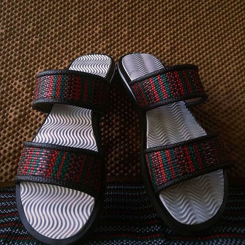 raffia_g's tweet photo. @volqx__ @SavvyRinu @DuchessT_ @waxzyy_ @AsiwajuLerry @jayythedope @colomental_ @umar_ayotunde @iTv001 @jennygodswill @Alan_yournextbf I sell the best raffia footwears 😍
African beauty at a very affordable price😎
#4,000 for sandals and #3500 for slides 😌
•
•
Please help me RT 🙌
My customer may be on your list 🤗 https://t.co/AdckJ6hDrx