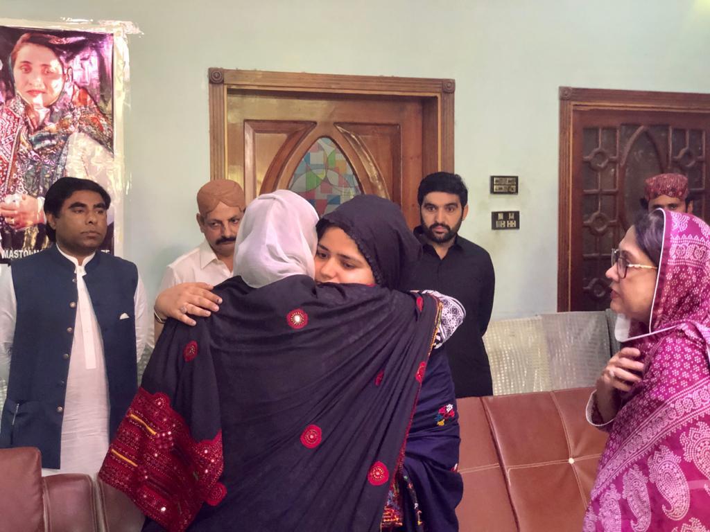 MediaCellPPP's tweet photo. @AseefaBZ @FaryalTalpurPk نوشہرو فیروز: آصفہ بھٹو زرداری اور فریال تالپور نے شہناز انصاری  کے جنت میں درجات کی بلندی کے لئے دعا بھی کی https://t.co/0ykov5iyEU