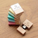 本みたいな木製USBメモリー。自分で表紙と背表紙がカスタマイズ出来て自由に言葉を入れられます